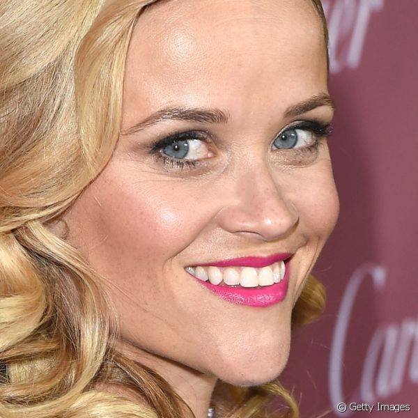 Para comparecer ao Palm Springs International Film Festival Awards, em 2015, Reese Witherspoon aplicou uma sombra preta discreta rente aos cílios superiores e destacou os lábios com o batom fúcsia